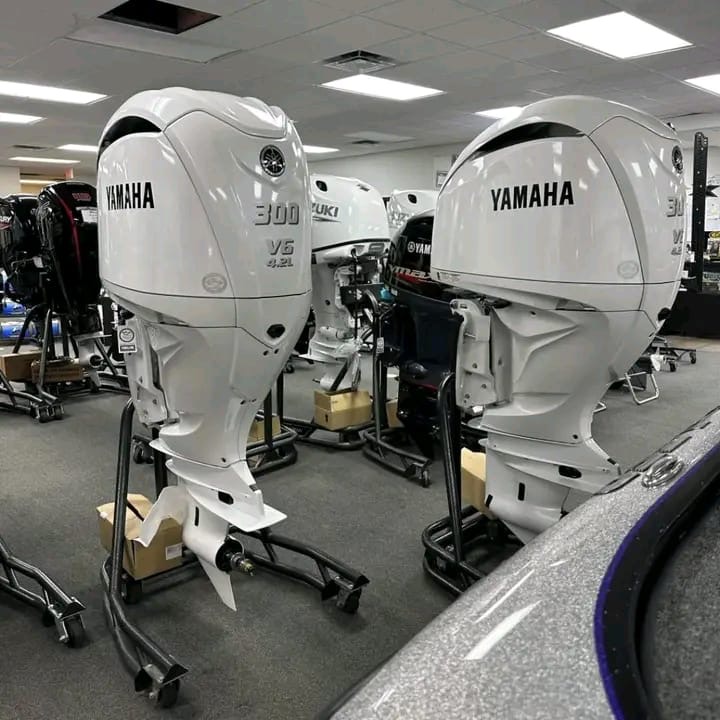 2024 Yamaha F300XCB2 & LF300XCB2 White 25” Shaft Pair - Image 3