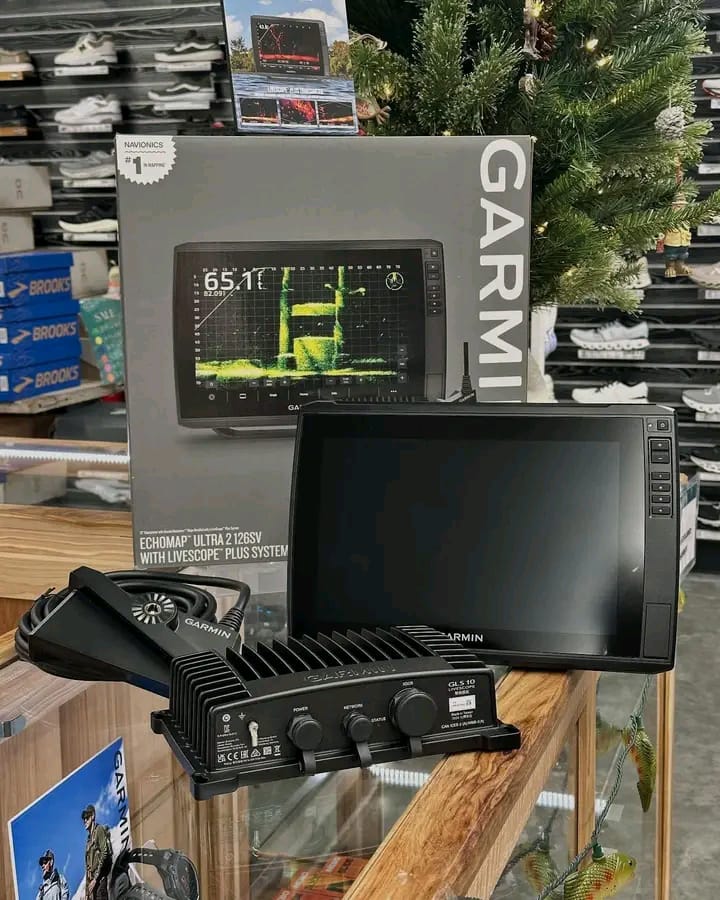 Garmin ECHOMAP Ultra 2 126sv LiveScope Bundle